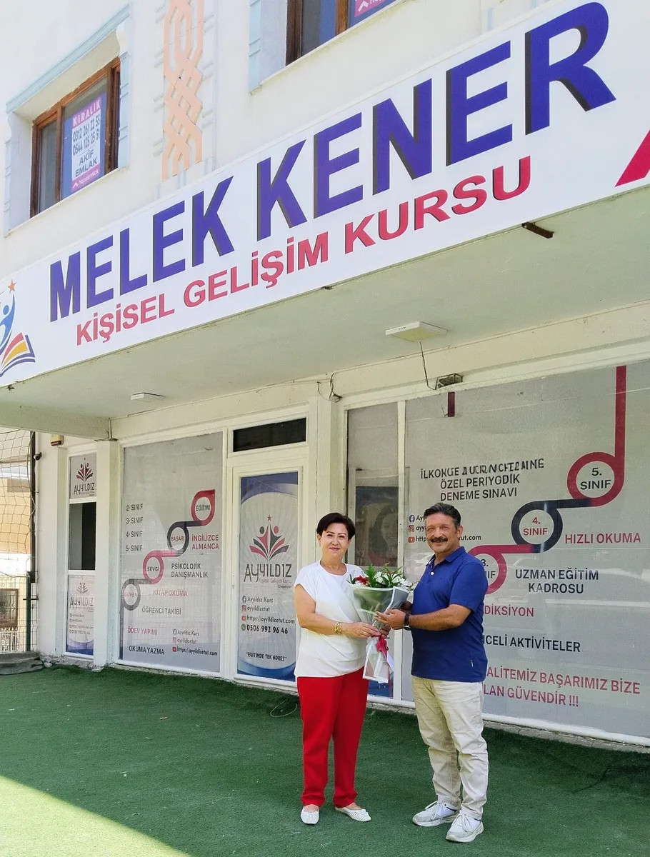 Ağa Ceylan İlkokulu öğretmeni Sadık Ada Melek Kener Kişisel Gelişim Kursu önünde